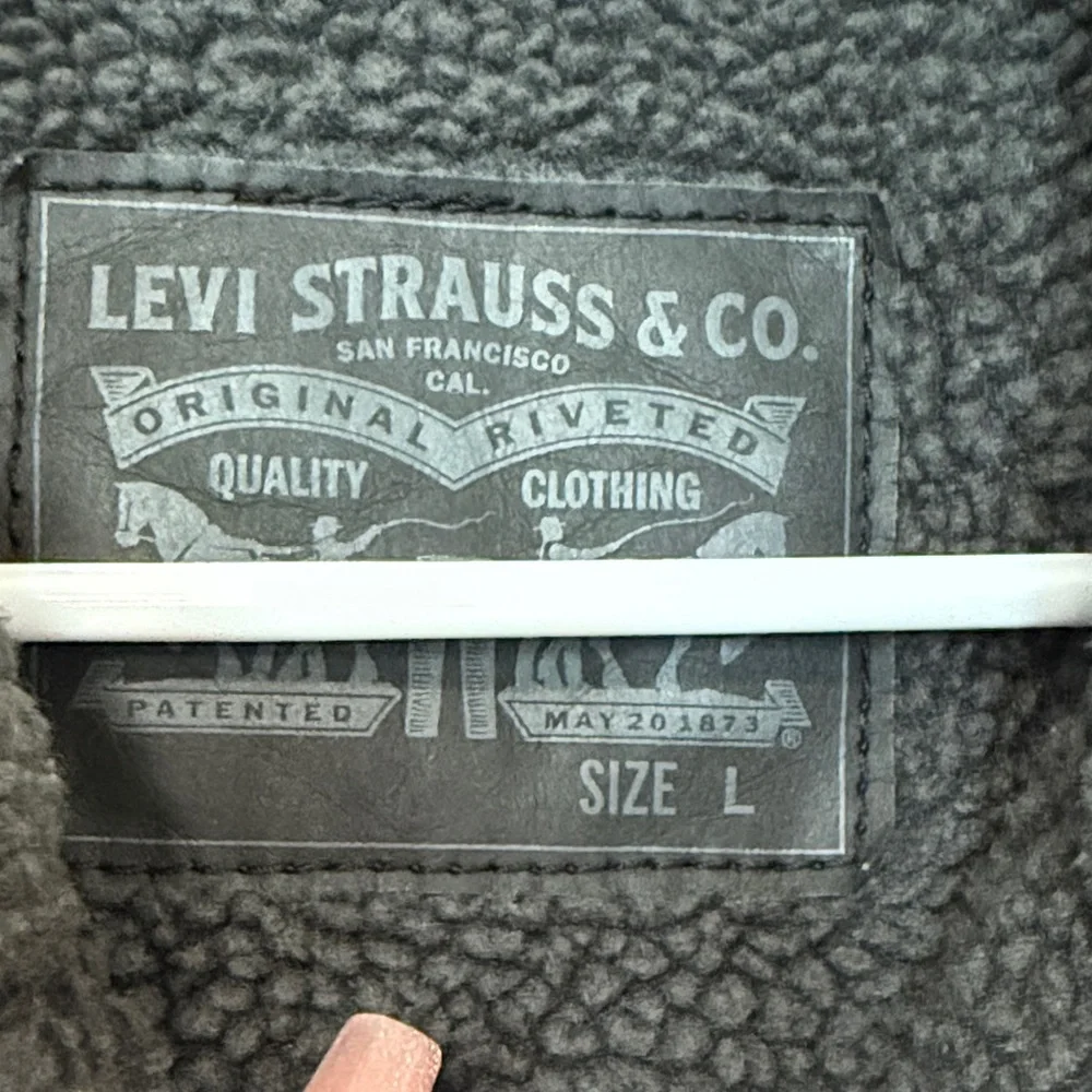 Levi's Men's Black Sherpa-Lined Jacket - Picture 2 of 4